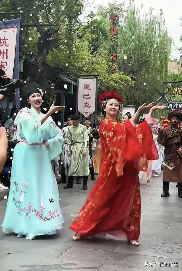 57岁翁虹景区跳舞“谋生”，穿紧身裙暴露真实身材，看着有150斤