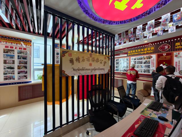 在狮泉河镇，有一间用“石榴籽”砌成的平安屋
