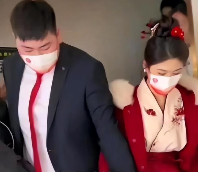 难怪陈亚男伤感	，再看大衣哥现儿媳，她跟人在处事上就差了两个字
