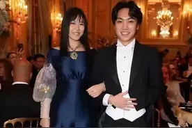 张艺谋一家四口舞会照片！女儿朴素儿子活泼，风头都不及亲妈陈婷图片