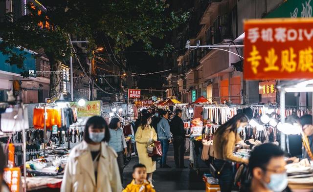 武汉最大的夜市，1公里分布着千余摊位，一到晚上挤得水泄不通