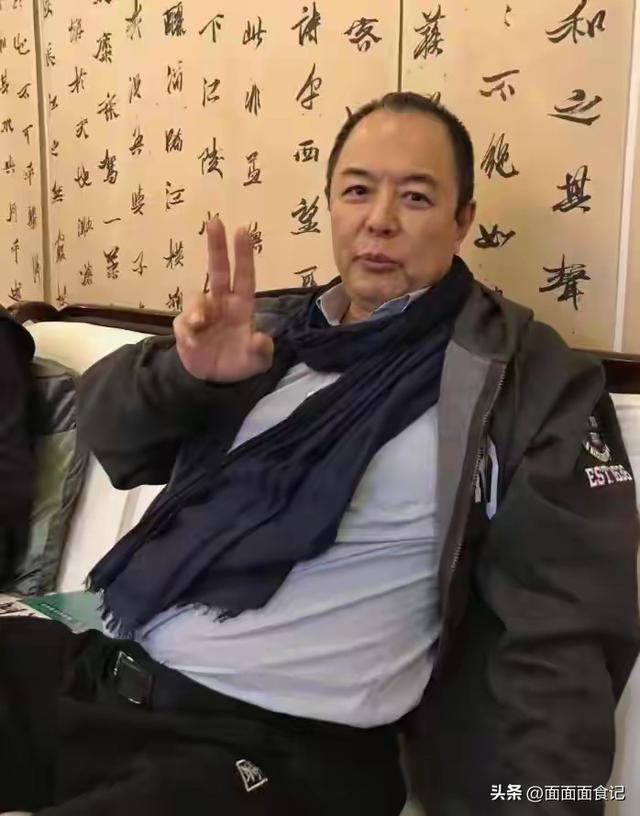 善恶终有报！68岁双腿包扎瘫在轮椅的张铁林，已然活成了“笑话”