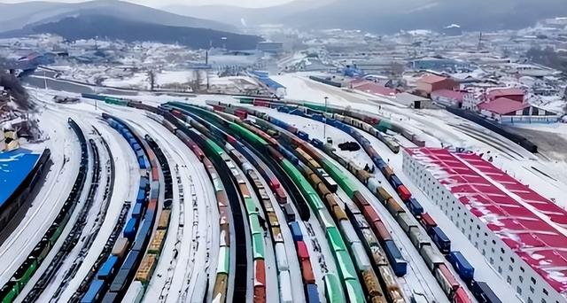 普京刚从印度回来，就收到坏消息：通往中国的铁路不得不叫停了！