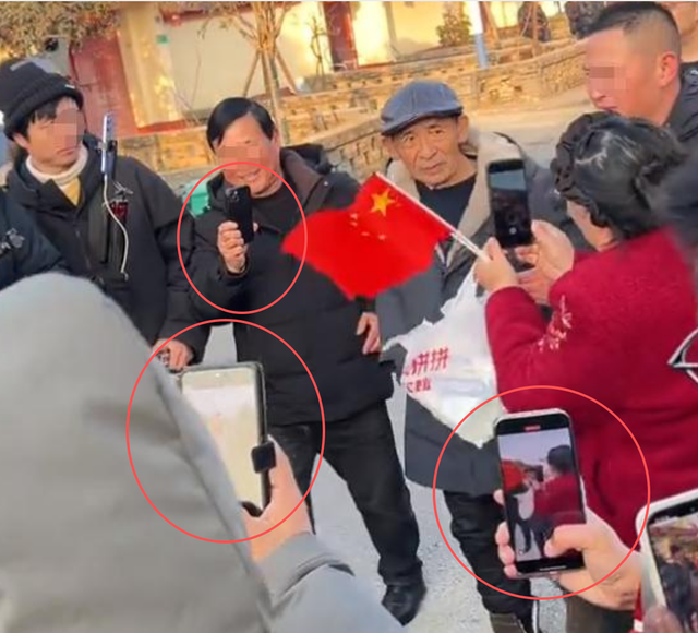 刘强东给老家送年货现场曝光，令人恶心的一幕出现，当场被人制止