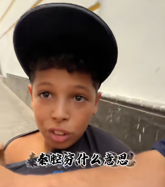 女博主环球旅行，身材好竟被外国男骚扰，正面硬刚网友直呼过瘾