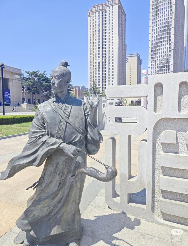 烟台的海景无敌了，玻璃海果冻海，比威海、青岛的海好看