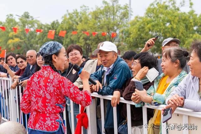 国庆长假首日，洪洞大槐树 “红” 透了！