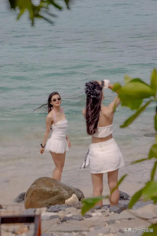 河北秦皇岛一校花太漂亮了，五官精致， 鞋码37，美得让人移不开眼