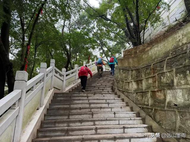 周末徒步，走昆明嵩明的灵云山，游法界寺、走森林步道，休闲惬意