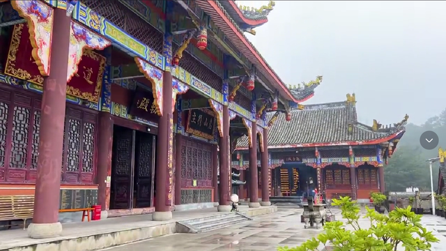 重庆大气的百年古寺，伴山而建雄伟壮观，风景绝美却不收门票