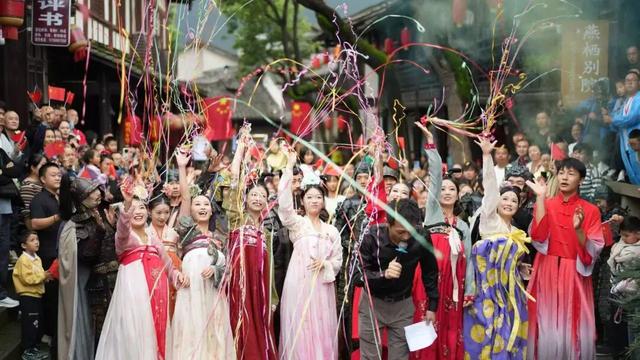 国庆首日“开门红”！昭化古城开启“人海”模式