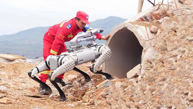 探月先锋机器狗领跑！中国智能四足机器人，领跑月球基地梦想蓝图