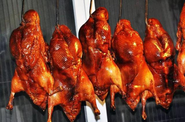 活鸭120元，做成烤鸭25元！利润还有36%，得知原因后：敢放心吃了