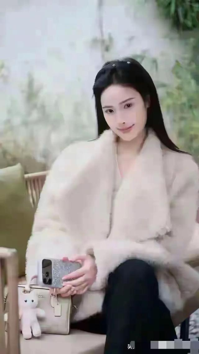 甘肃兰州一佳人太漂亮了	，五官精致，身材高挑，美得让人移不开眼