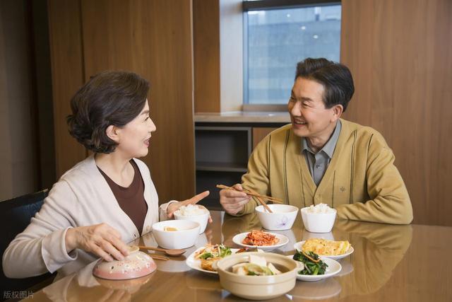 “吃饭七分饱”被推翻了？医生：过了50岁，吃饭尽量要做到这3点