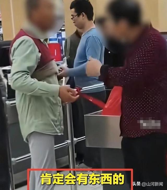 六旬老人超市脱衣证清白，只剩内衣裤时警报仍响，后续：警方通报双方和解，超市老板身份被扒