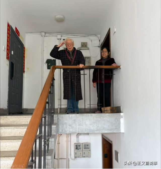 90岁焦晃现状堪忧：穿纸尿裤严重忘事，与小30岁妻子住无电梯顶层