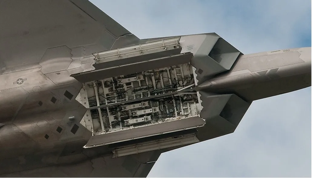 弹舱尺寸不比歼20小，保密了15年之后	，苏-57终于敞开了“胸膛	”