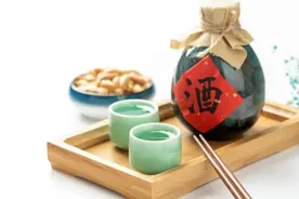 如何辨别“真假粮食酒”？行家：往白酒里滴食用油，好坏一目了然图片