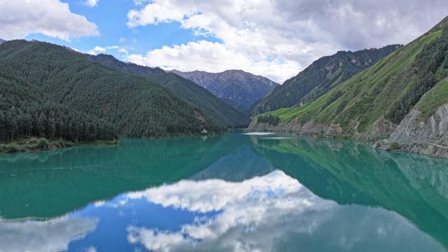 甘肃民乐：祁连山下林海苍翠茂密 湖水翠绿欲滴