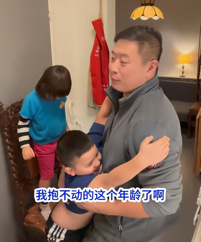 北京阿光连陪孩子吃顿饭都成奢望，马克、维拉的画反映出真实心理