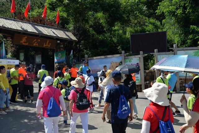 青岛、海南的两座毛公山，一座让孔令华跪地流泪，一座成4A级景区