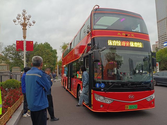 太原双层观光巴士喷涂商号上路行驶，金融典当牌替代城市文旅地标