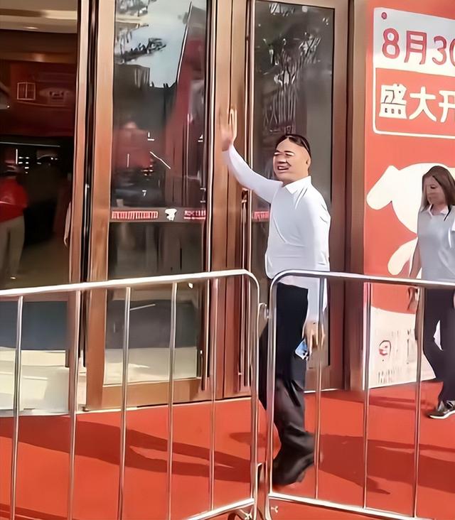 刘强东深夜吃大排档，用塑料大碗喝散装白酒，小摊当晚生意火爆
