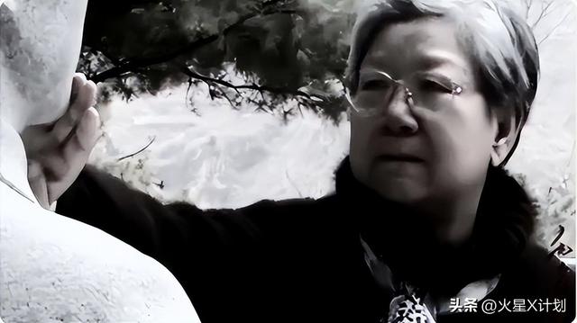 1974年，刘思齐再婚后和丈夫及孩子们的合影，满脸洋溢着幸福
