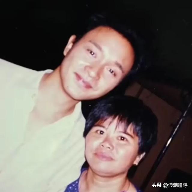 她一出场，香港影坛全体起立，掌声持续三分钟未歇，无人敢坐