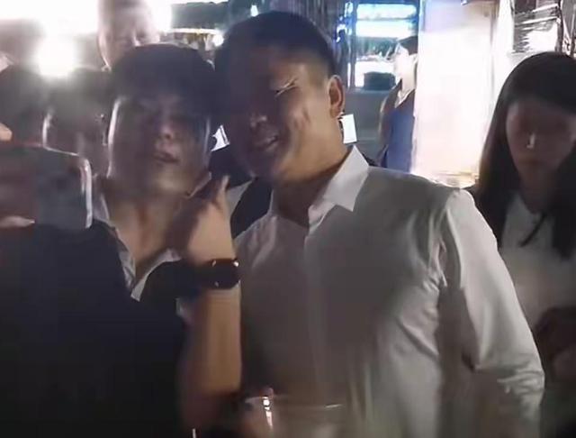 太罕见！京东总裁刘强东回宿迁老家，逛夜市吃路边摊，烟火气十足