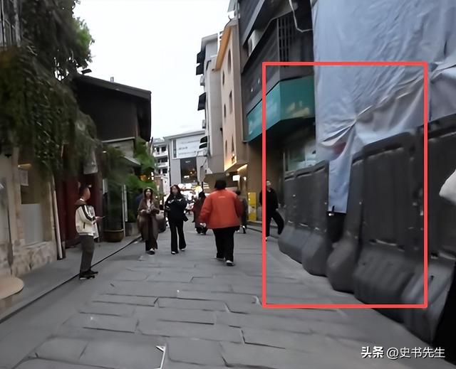 长沙潮宗街突发意外！装修墙体倒塌，四人被埋废墟，众人徒手救援