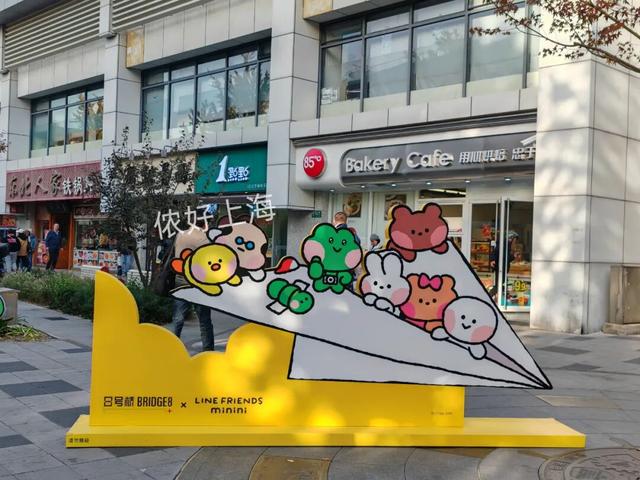 出片率100%！上海人都在找这个“限定露台”！这条“银杏大道”好拍又好吃！