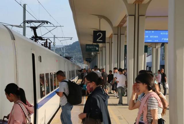 单程停7站、往返2小时！时速25公里的“小火车”，这里还有！