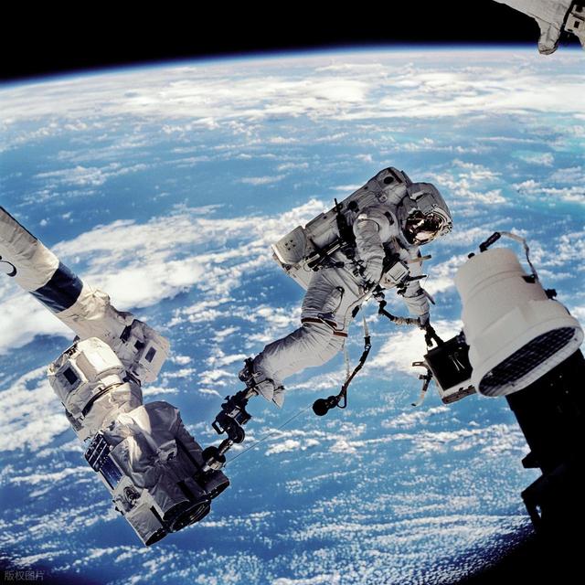 要动手了？我国空间站新装备曝光，美卫星靠近就驱离！星链小心点