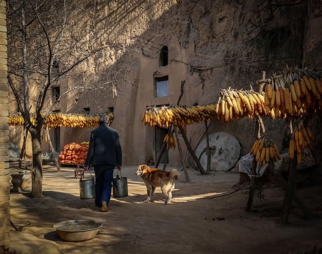 我在酒吧兼职调酒，一个风韵犹存的少妇成了常客，她只点我调的酒
