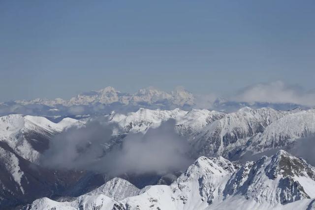 达古冰川 “不止 4860 米” 的深度浪漫，藏着信仰与烟火气