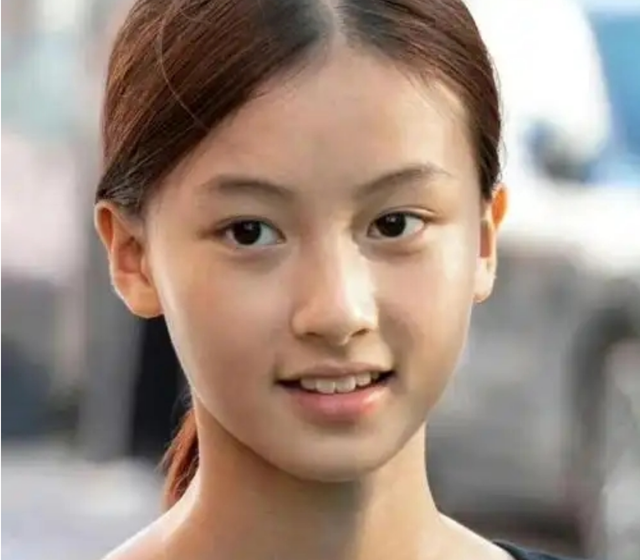 没钱还硬装？宁夏一笑成名拒绝百万签约的小女孩，现在成了这样