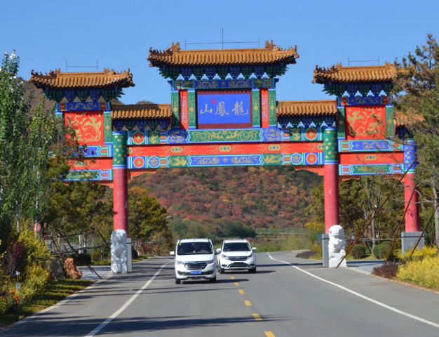 辽宁凤凰山坠亡男子信息曝光，丹东文旅回应。网友：景区无责