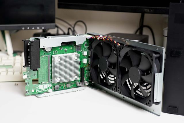 新品首发拆解丨不再躺平的高颜值NAS威联通Qu805