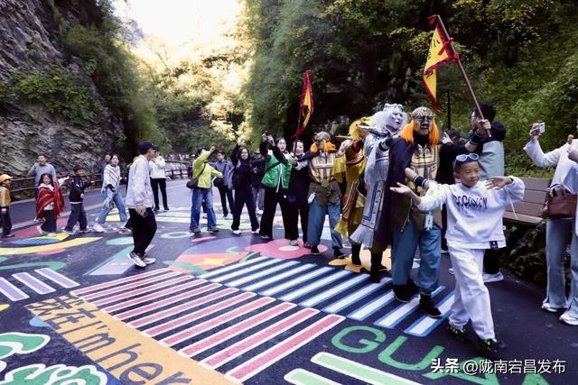 宕昌官鹅沟解锁流量密码！“小钻风”引爆山水景区新玩法