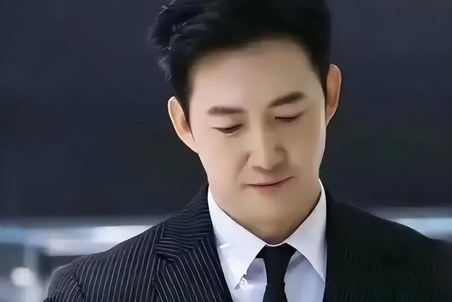 和蒋欣相恋多年，他转身娶了小4岁娇妻，如今妻子和他红透半边天
