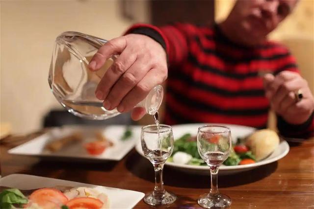 乙肝患者一滴酒都不能沾？医生警告：若喝一次，4个后果无法承担