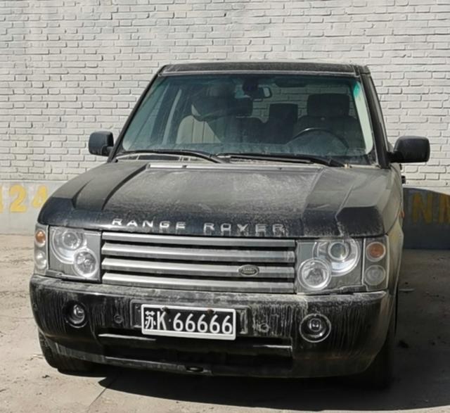 江苏路虎停北京4年未动，66666车牌螺丝生锈，揽胜为何没人要？