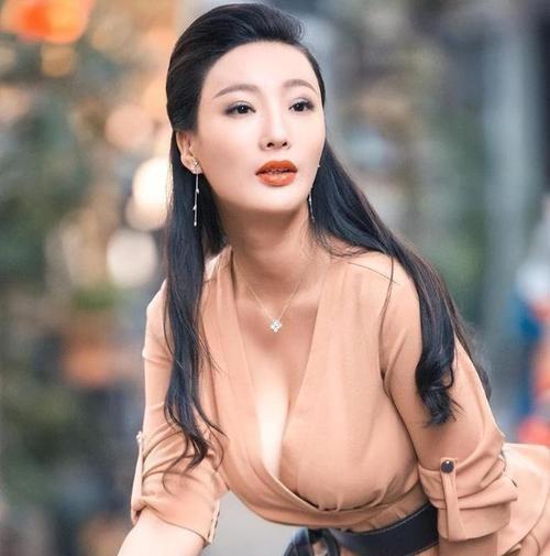 中国乳神！王李丹妮，这身材有点过火啊！