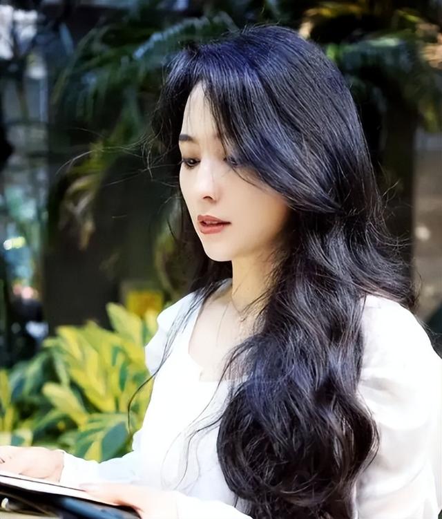 森林北分享养马日常，铲马粪修马蹄接地气，穿紧身裤三角区显尴尬