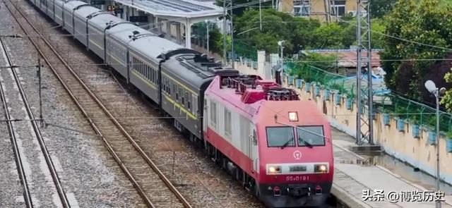 明明高铁更快，为啥还有人守着绿皮火车跑一夜，答案比你想的现实