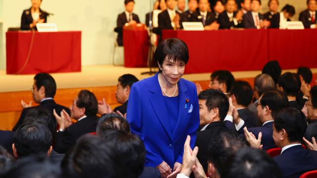 刚当选就改口，高市早苗对华态度改变，接连对华做出承诺