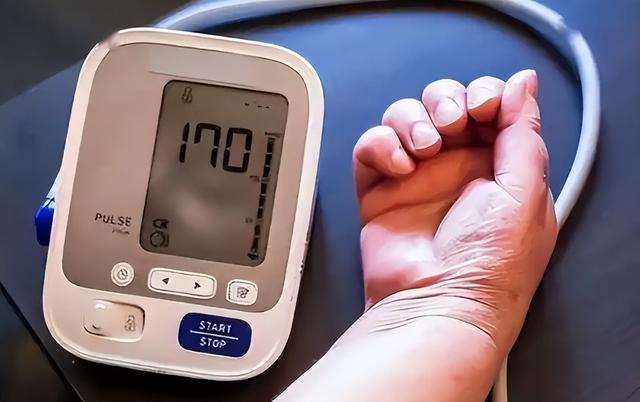 又一起吃降压药出事！医生苦劝：冬天吃降压药的人，要注意这8点