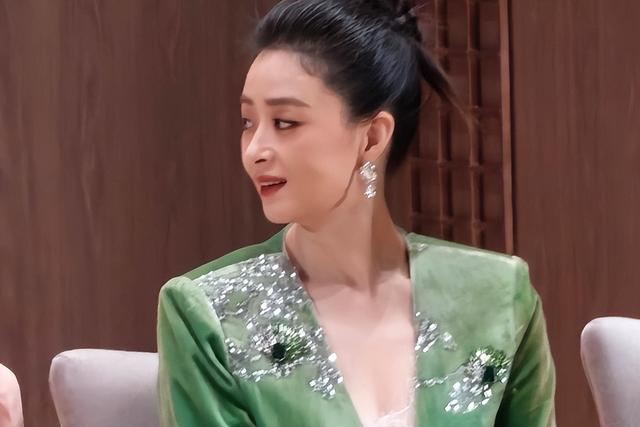 和蒋欣相恋多年，他转身娶了小4岁娇妻，如今妻子和他红透半边天